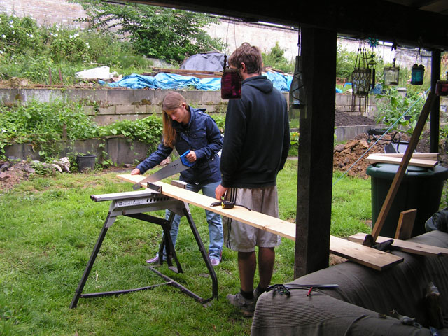 Elodie using the saw